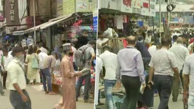 Mumbai: क्रॉफर्ड मार्केट में कोरोना नियमों का उल्लंघन करते हुए जमकर लोगों ने की खरीदारी