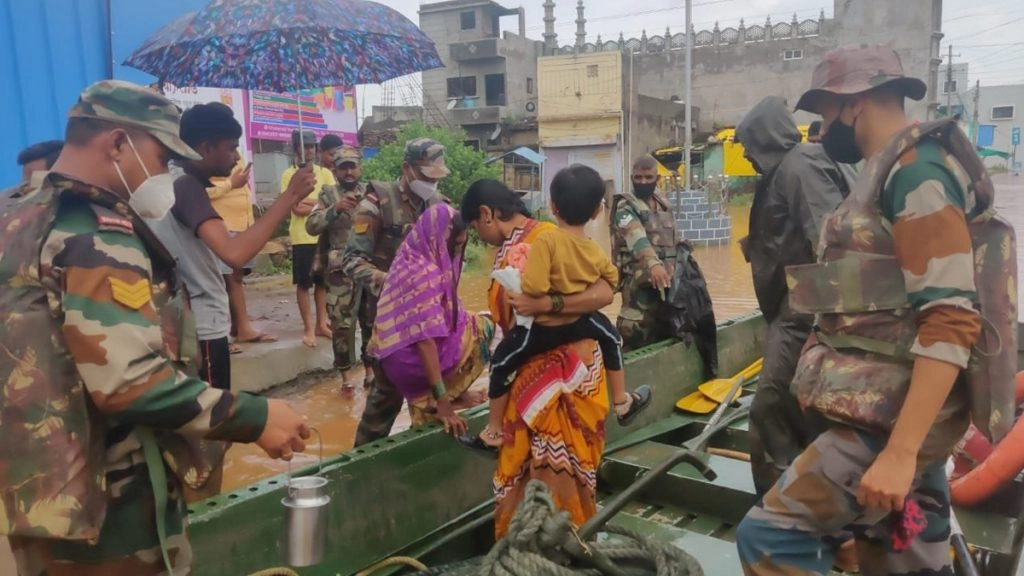 महाराष्ट्र में कोरोना संकट के बाद बाढ़ का कहर, अब तक 113 लोगों की मौत