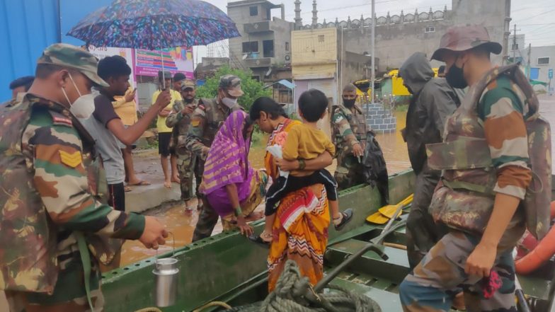 सशस्त्र बलों ने महाराष्ट्र, कर्नाटक, गोवा में राहत कार्यो के लिए तैनाती बढ़ाई