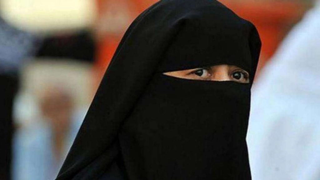 अफगान महिलाओं के समर्थन में इटली में हजारों लोगों ने किए प्रदर्शन