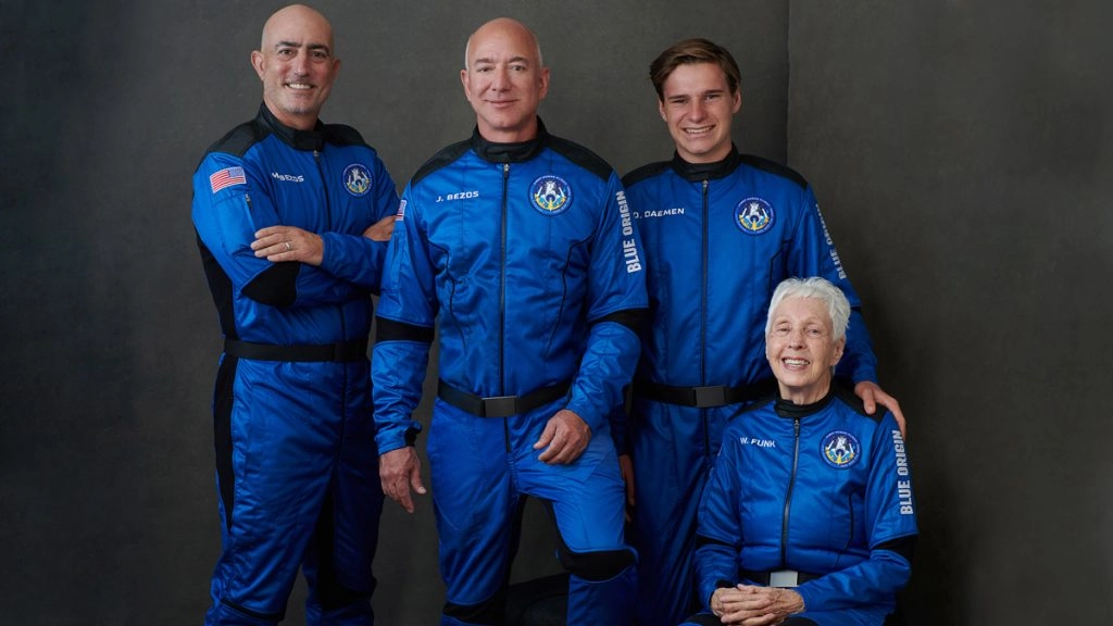 कुछ घंटों में भाई के साथ अंतरिक्ष पर्यटन रॉकेट से उड़ान भरेंगे जेफ बेजोस, जानें डिटेल्स