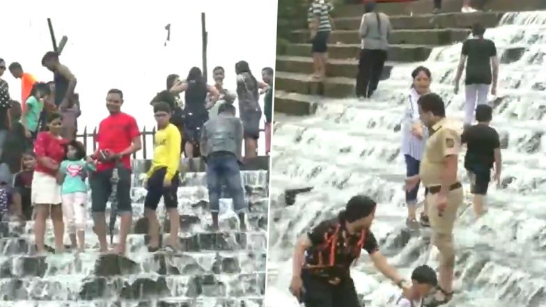 Maharashtra: कोविड प्रतिबंधों में ढील मिलने के बाद लोनावला में पर्यटकों की धूम, पुलिस कर्मियों ने इस तरह करवाए कोरोना का नियमों का पालन, देखें वीडियो