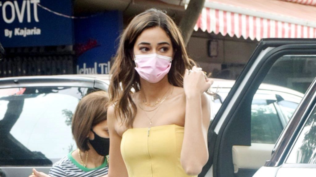 शाहरुख और अनन्या पांडे के घर पहुंची एनसीबी, अंधेरी में छापेमारी (लीड-1)