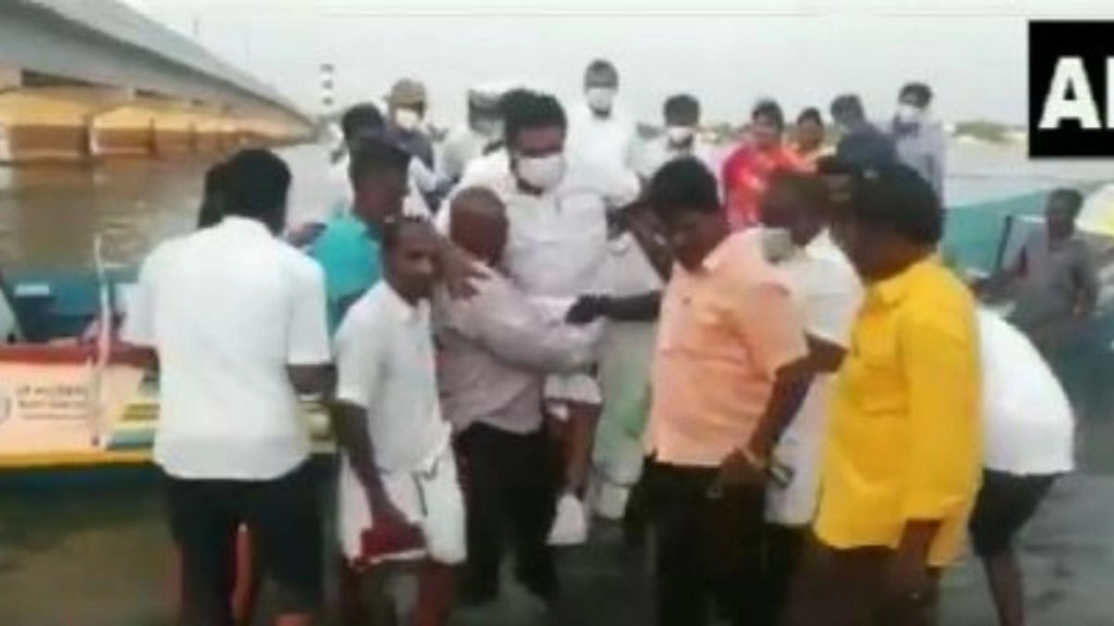 तमिलनाडु: पानी में कदम रखने से मंत्री अनीता राधाकृष्णन ने किया इनकार तो मछुआरों ने उन्हें अपने कंधे पर उठाया (Watch Video)