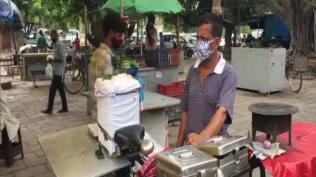 चंडीगढ़: वैक्सीन लगवाकर आएं और छोले भटूरे मुफ्त में खाएं, शख्स के इस कदम की जमकर हो रही है सराहना (See Pics)