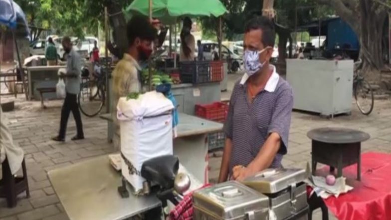 चंडीगढ़: वैक्सीन लगवाकर आएं और छोले भटूरे मुफ्त में खाएं, शख्स के इस कदम की जमकर हो रही है सराहना (See Pics)