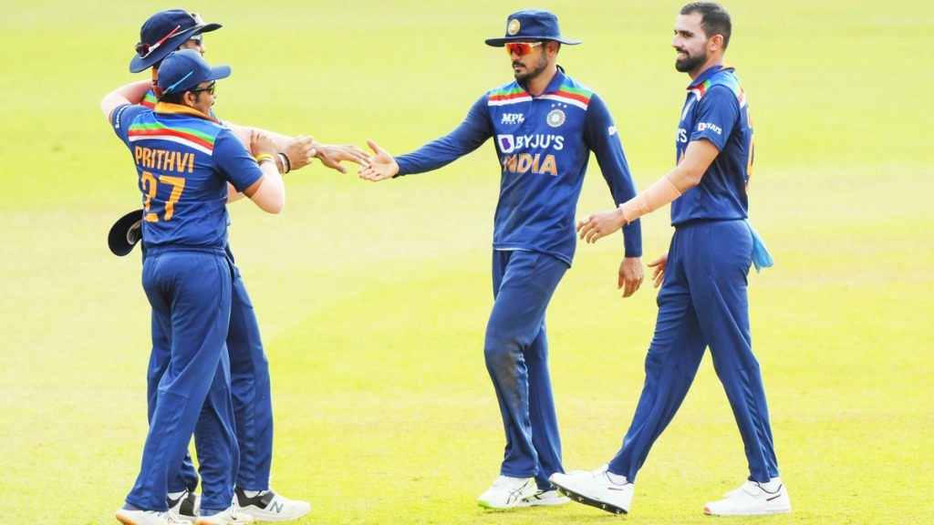 दूसरे वनडे मुकाबले में युजवेंद्र चहल और भुवनेश्वर कुमार ने तीन-तीन विकेट चटकाए