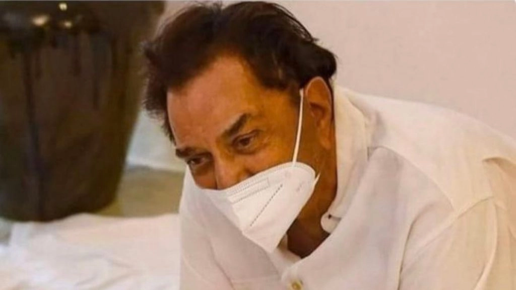 दिलीप कुमार के अंतिम दर्शन करने पहुंचे धर्मेंद्र हुए भावुक 