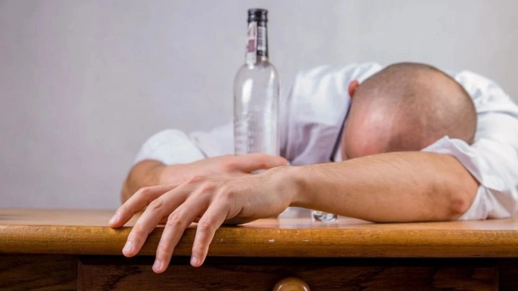 नशे में टल्ली शख्स को महिला ने ऐसे सिखाया सबक, लोग बोले- शराब छुड़वाने का यह सबसे कारगर तरीका