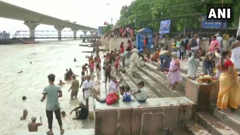 Guru Purnima 2021: गुरु पूर्णिमा पर पटना के गांधी घाट पर लोगों ने लगाई आस्था की डुबकी, पूजा-अर्चना करते आए नजर