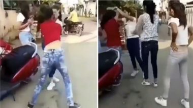 जब बीच सड़क पर आपस में भिड़ गई लड़कियां, एक-दूसरे पर जमकर बरसाए लात-घूसे (Watch Viral Video)