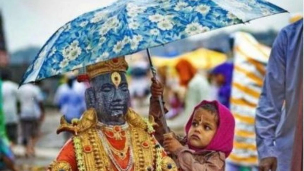 बारिश में भीगने से बचाने के लिए एक बच्चा भगवान की प्रतिमा पर छतरी लगाए आया नजर, दिल जीत लेगी यह Viral Photo