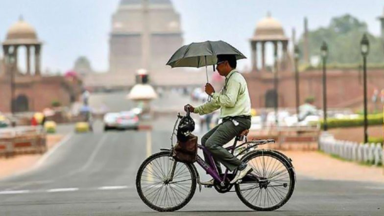Weather Update: गर्मी से बेहाल हुई दिल्ली, मंगलवार को बारिश के आसार