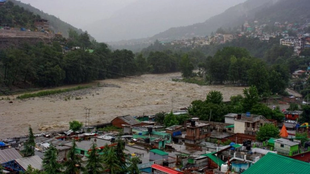 हिमाचल प्रदेश में कहर बरपा रही प्रकृति, शिमला में भूस्खलन तो लाहौल में फटा बादल
