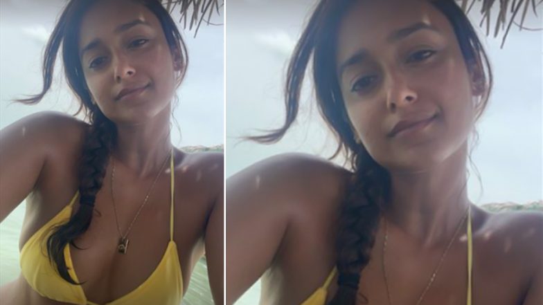 Ileana D'Cruz ने यलो कलर की Hot Bikini पहन बीच पर दिखाया बोल्ड लुक, खूबसूरती है कमाल की