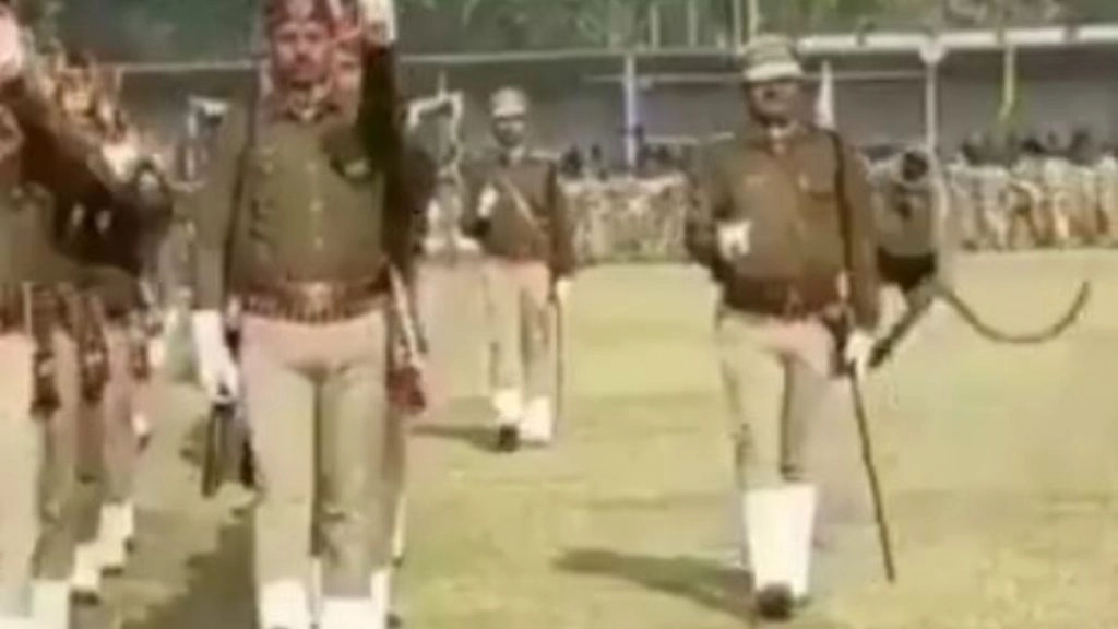 परेड करने में व्यस्त थे जवान तभी अचानक से बंदर ने कर दिया हमला, उसकी हरकत देख आप भी रह जाएंगे दंग