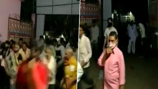 मध्य प्रदेश के धार में वैक्सीनेशन सेंटर में लोगों की भीड़ बढ़ने पर मची भगदड़- देखें वीडियो