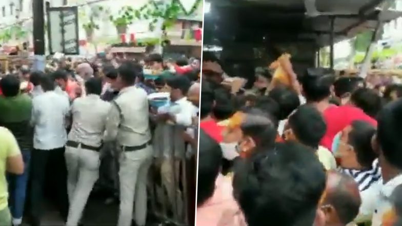 Madhya Pradesh: सावन के पहले सोमवार के दिन महाकाल मंदिर में उमड़ी भीड़, कोरोना काल में भगदड़ जैसे हालात
