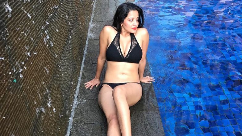 Monalisa Bikini Photos: समुंद्र के किनारे ब्लू बिकिनी पहन घूमती दिखी भोजपुरी एक्ट्रेस मोनालिसा, नजरें नहीं हटा पाएंगे