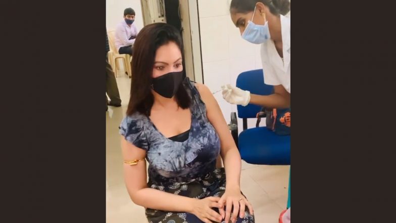 'Taarak Mehta...' शो की बबिता जी उर्फ Munmun Dutta ने लगवाई कोरोना की वैक्सीन, देखें Video