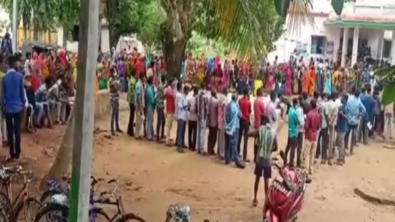 ओडिशा: गंजाम के ग्रामीण क्षेत्रों में वैक्सीनेशन के दौरान लोग नहीं कर रहे सोशल डिस्टेंसिंग का पालन