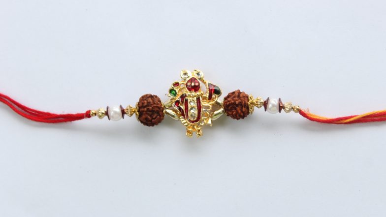 Raksha Bandhan 2021: रक्षाबंधन पर भाइयों से पूर्व देवताओं को क्यों बांधे जाते हैं रक्षा-सूत्र? जानें किस देवता को किस रंग के रक्षा-सूत्र बांधने चाहिए!