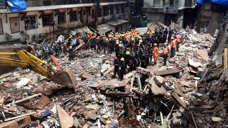 Delhi: पहाड़गंज इलाके के खन्ना मार्केट और द विवेक होटल के पास गिरी इमारत, 3 लोगों को बचाया गया