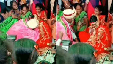 Viral Video: शादी की रस्मों के बीच दूल्हे ने दुल्हन को सबके सामने किया किस, लोगों की छूटी हंसी, देखें वीडियो