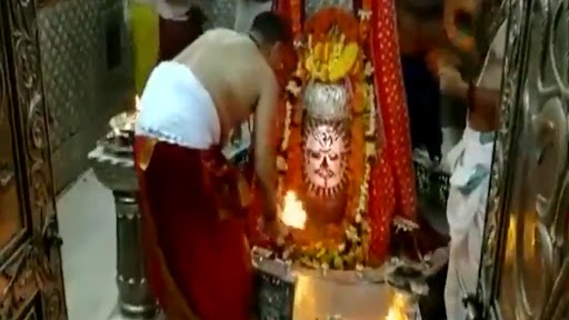 Sawan 2021: सावन महीने के पहले दिन उज्जैन के महाकालेश्वर मंदिर में श्रद्धालुओं के बिना की गई विशेष पूजा, देखें वीडियो