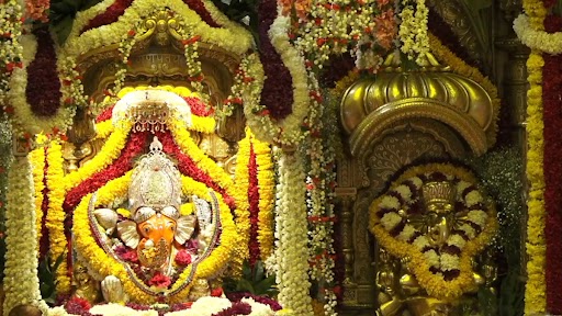 Mumbai Siddhivinayak Ganpati live Darshan: अंगारकी चतुर्थी के अवसर पर घर बैठे करें सिद्धिविनायक के दर्शन, (देखें वीडियो)