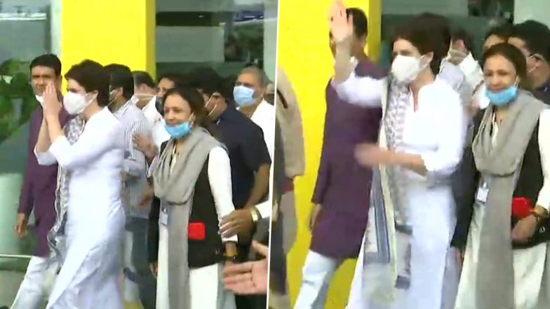 Uttar Pradesh: कांग्रेस महासचिव प्रियंका गांधी अपने तीन दिवसीय दौरे पर लखनऊ पहुंचीं, कार्यकर्ताओं ने किया स्वागत