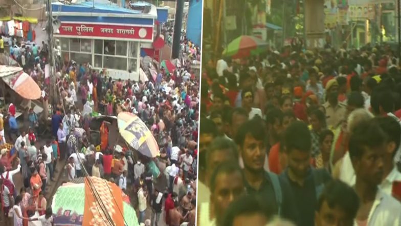 Uttar Pradesh: सावन के दूसरे सोमवार के दिन बड़ी संख्या में लोग वाराणसी के काशी विश्वनाथ मंदिर में पूजा करने के लिए पहुंचे
