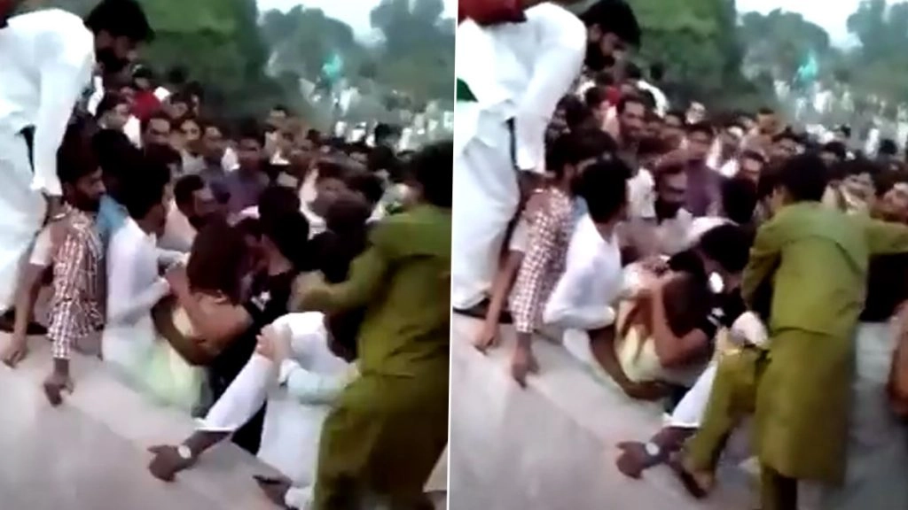 पाकिस्तान में सैकड़ों की भीड़ ने महिला को हवा में उछाला, कपड़े फाड़े
