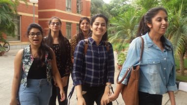 दिल्ली का पहला स्कूल जो ड्रॉप-आउट छात्राओं को कर रहा है शिक्षित