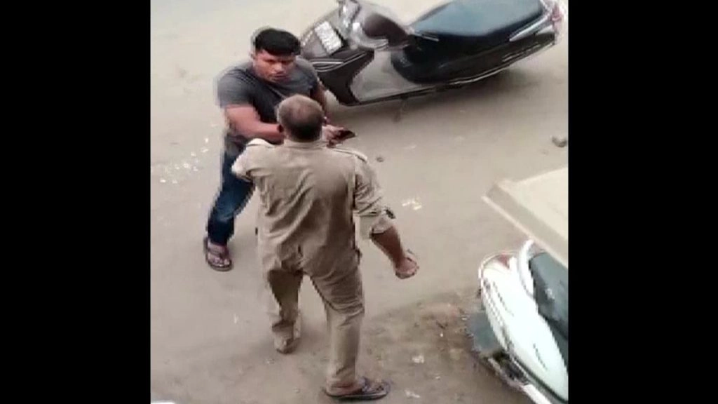 Delhi: पुलिस कॉन्स्टेबल की गुंडागर्दी, गलत साइड गाड़ी चलाने से रोकने पर दमकलकर्मी से की मारपीट 