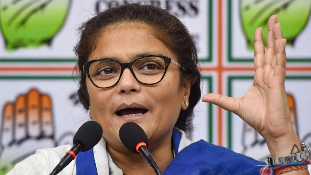 देव कांग्रेस की राष्ट्रीय प्रवक्ता और उसकी महिला शाखा की प्रमुख थीं