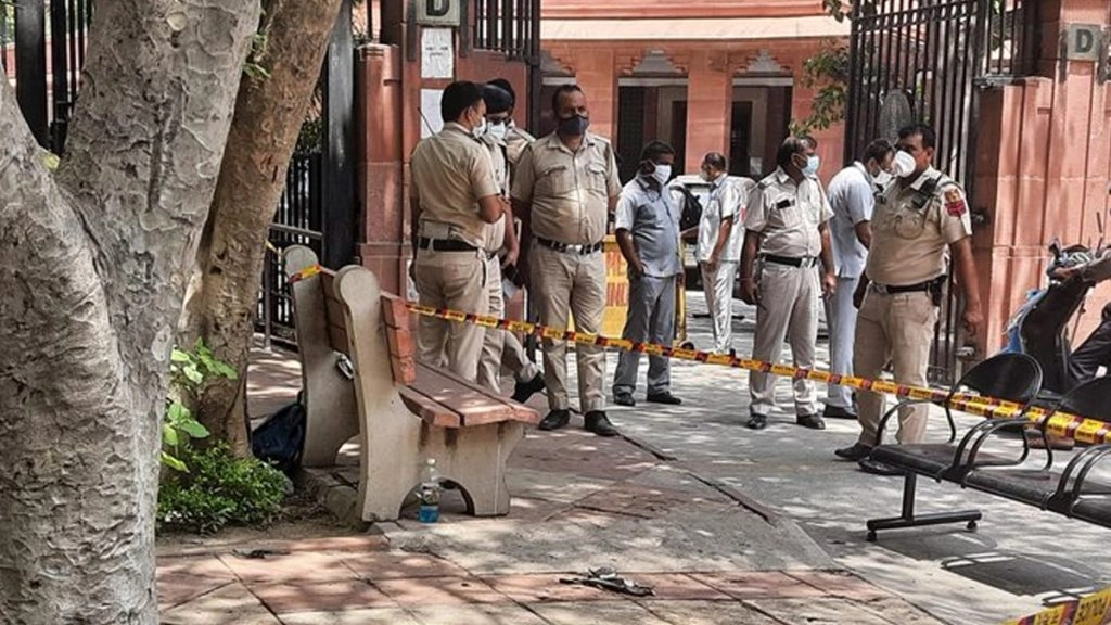 सुप्रीम कोर्ट के सामने आत्मदाह करने के मामले में दो पुलिसकर्मी निलंबित, युवक की मौत