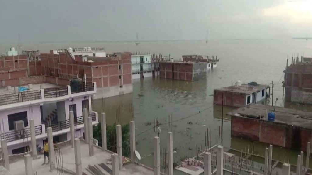 यूपी: गंगा और यमुना नदी का जलस्तर बढ़ने से निचले इलाको में भरा पानी