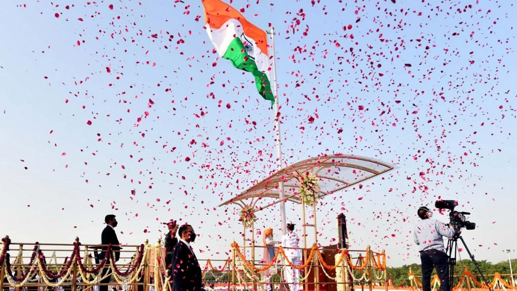 लाल किले पर स्वतंत्रता दिवस का जश्न: हेलिकॉप्टरों से की गई पुष्पवर्षा, ओलंपिक खिलाड़ी मुख्य आकर्षण