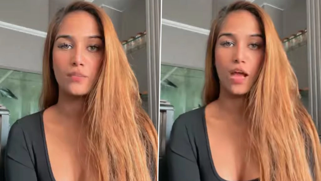 पूनम पांडे ने बचपन का प्यार गाने पर किया डांस 