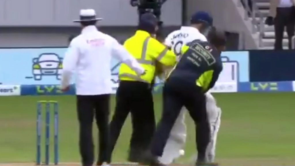 लॉर्ड्स टेस्ट में भी घुसा था जारवो