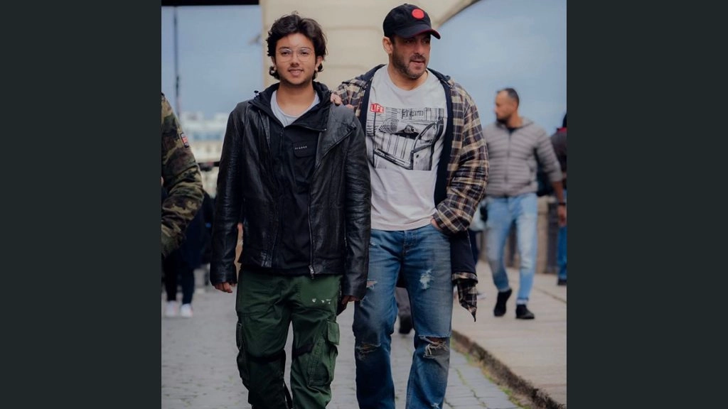  'टाइगर 3' के सेट से सलमान खान ने 'भतीजे' निर्वाण के साथ शेयर की तस्वीर