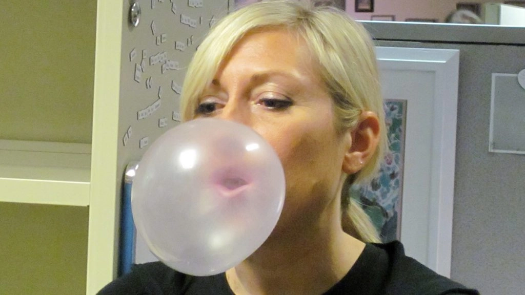 इंग्लैंड की सड़कों पर च्युइंग गम के दाग साफ करने के लिए टास्क फोर्स का गठन