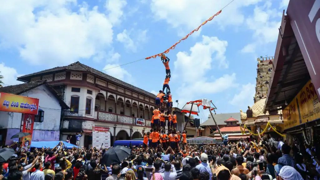 ‘दही हांडी’ उत्सव मनाने के लिए मनसे कार्यकर्ताओं ने पाबंदियों को रखा ताक पर