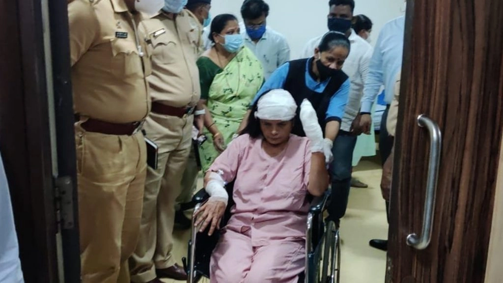 अतिक्रमण विरोधी अभियान में नगर निगम की महिला अधिकारी पर हमला, तीन उंगलियां कटीं