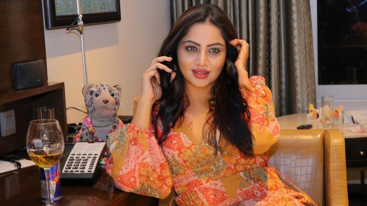 Arshi Khan Engagement: अफगानिस्तान पर तालिबान के कब्जे के बाद अफगानी क्रिकेटर से टूट सकता है अर्शी खान का रिश्ता