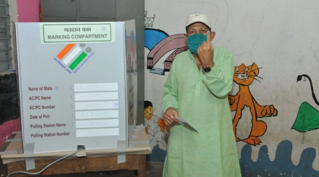 यूपी विधानसभा चुनाव: 1200 वोटरों के लिए बनेगा एक बूथ, बुजुर्गों के लिए होगी पोस्टल बैलेट की व्यवस्था