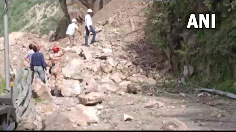 Haryana: हरियाणा के भिवानी में दो लोगों की भूस्खलन से मौत, कई अन्य के मलबे में दबे होने की आशंका