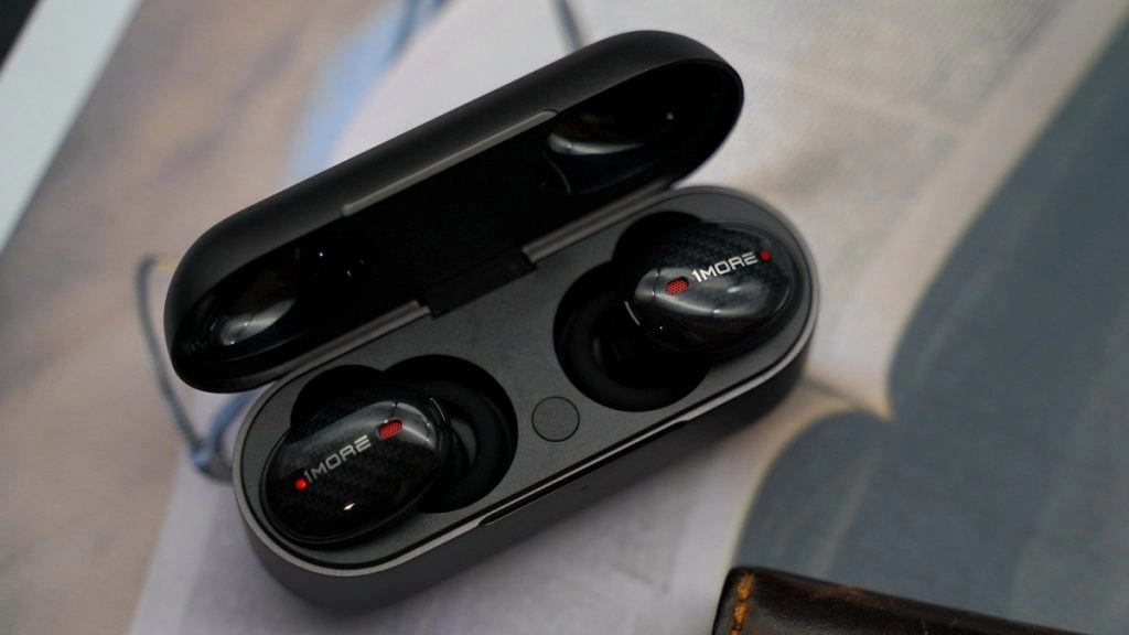 चार्ज करने के दौरान ब्लूटूथ हेडफोन फटने से युवक की मौत