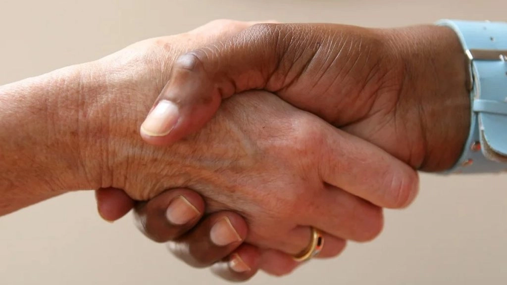 मिसाल: दोस्त की मौत के बाद 40 दोस्तों ने उठाया परिवार का बीड़ा, गुजारे के लिए हर महीने देते हैं पैसे